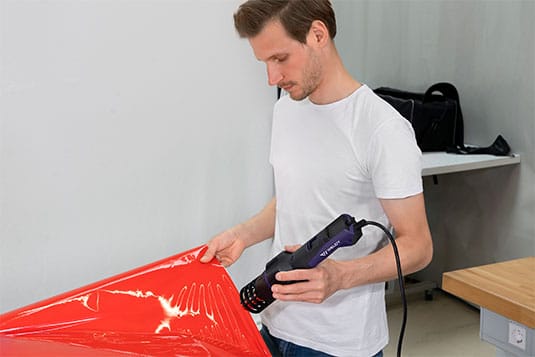 Pistola de calor HT 330 de Weldy, trabajando en aplicación de plástico